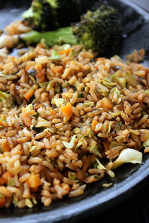 Fried rice with cabbage, carrot and leeks