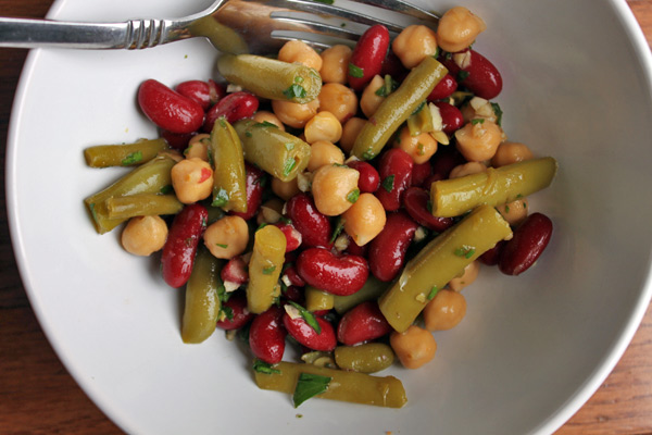 Ensalada de vainica, garbanzos y frijoles