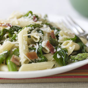 Pasta con espárragos, espinaca y tocineta