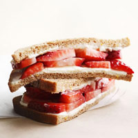 Sandwich de fresa con queso crema
