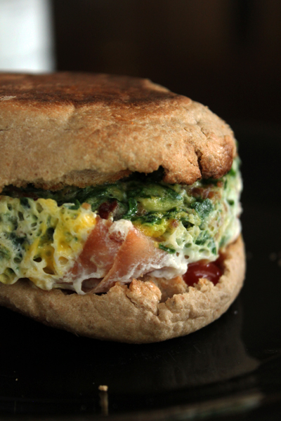 Sandwich de huevo, espinaca, jamón y tocineta