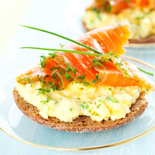 Toasted bread with egg and smoked salmon