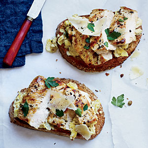 Tostadas con pollo y alcachofa